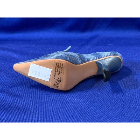 Just The Right Shoe Cameo Appearance 2001 #25219 - Picture 9 of 9